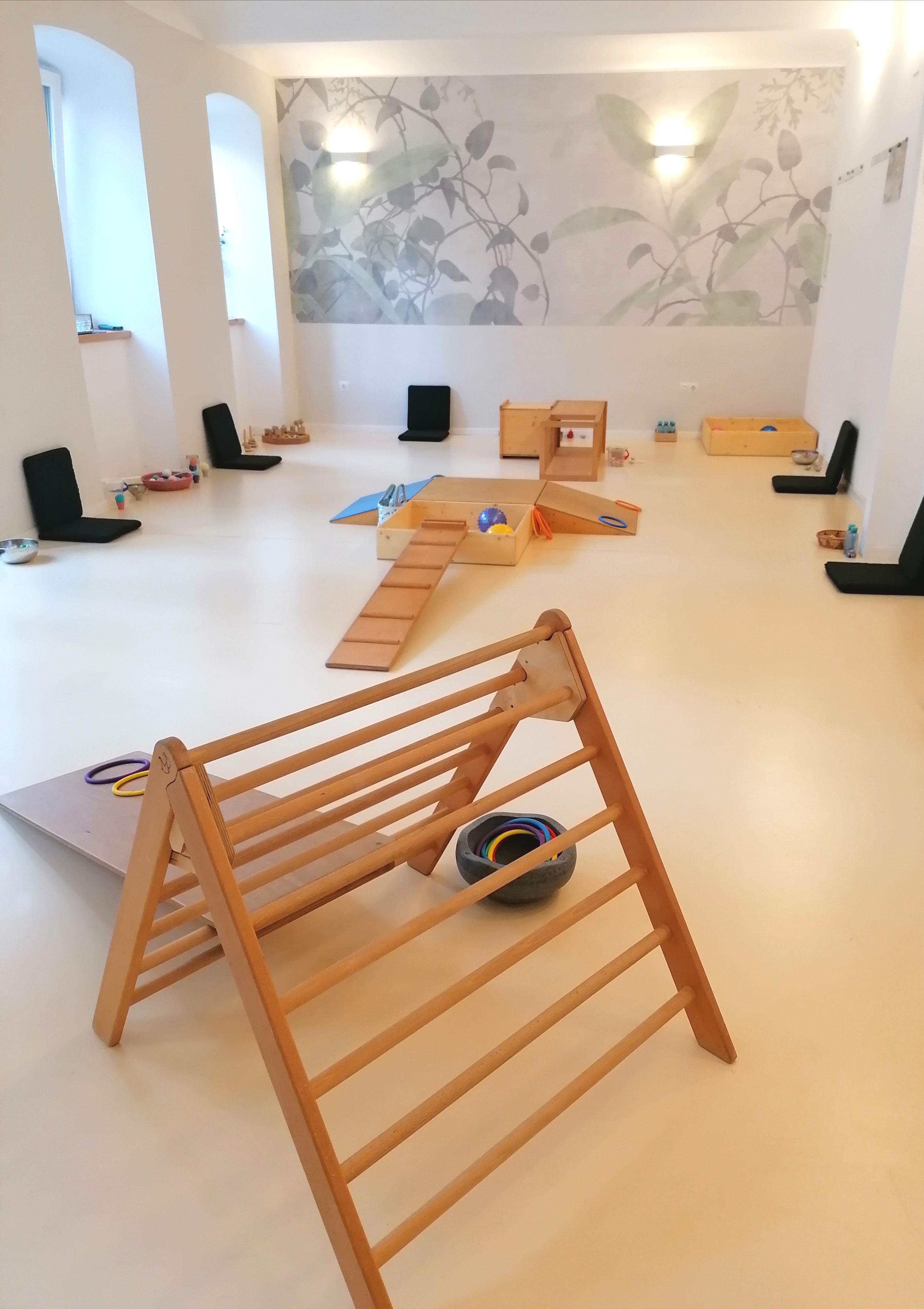 das Spielraum Atelier mit den typischen Klettergeräten aus Holz, hergestellt vom Spielzeugmacher Plackner, entwickelt von Emmi Pikler und ihrem Team