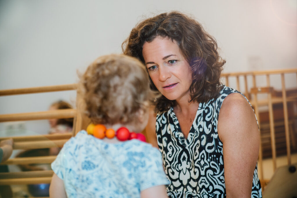Kinderpsychologin in Wien im einfühlsamen Gespräch mit einem Kind