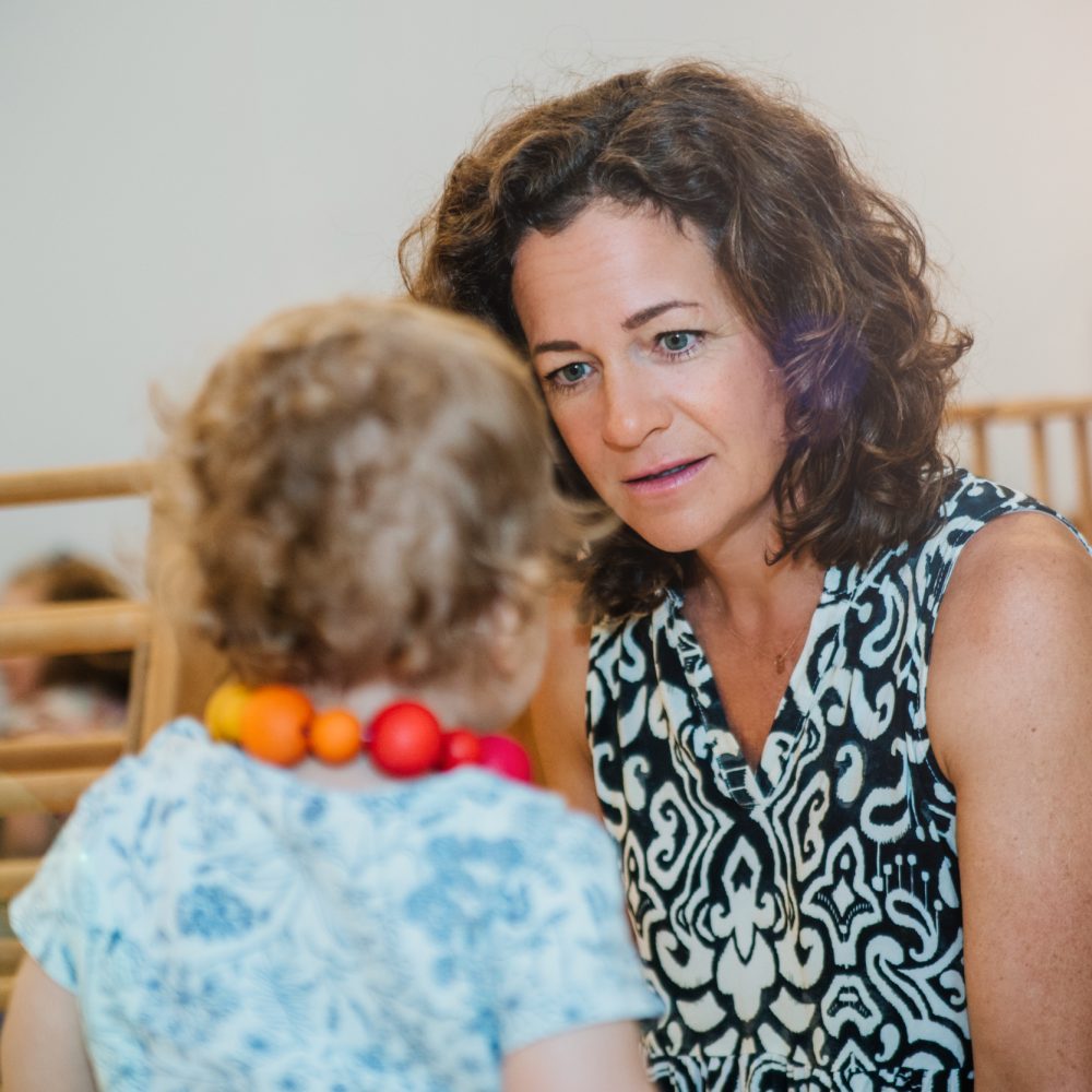 Kinderpsychologin in Wien im einfühlsamen Gespräch mit einem Kind