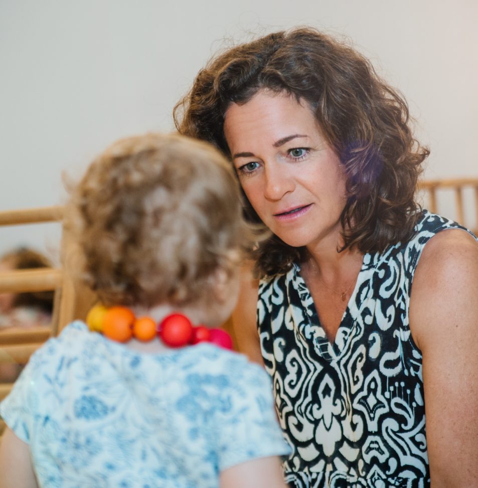 Kinderpsychologin in Wien im einfühlsamen Gespräch mit einem Kind
