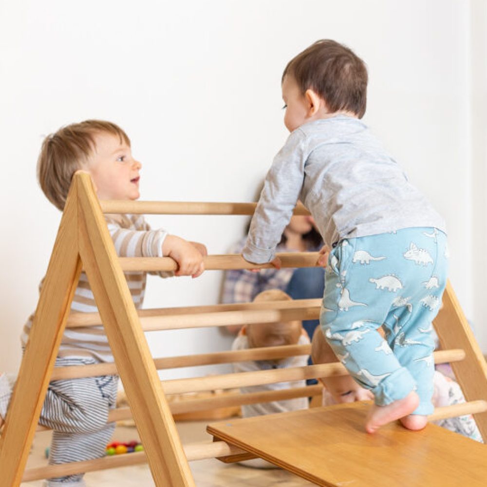 zwei Kinder am Pikler-Dreieck